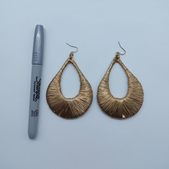 Gold wire tear drop earrings - Picture 2 of 3